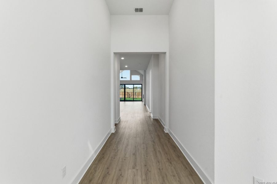 Spacious, unfurnished interior of a new home in Sienna Lakes, San Antonio (Image 16). Spacious, unfurnished interior of a new home in Sienna Lakes, San Antonio (Image 16).