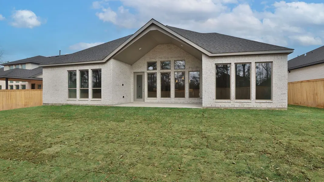 Exterior details and patio area of a home in Kresston, Montgomery (Image 3).