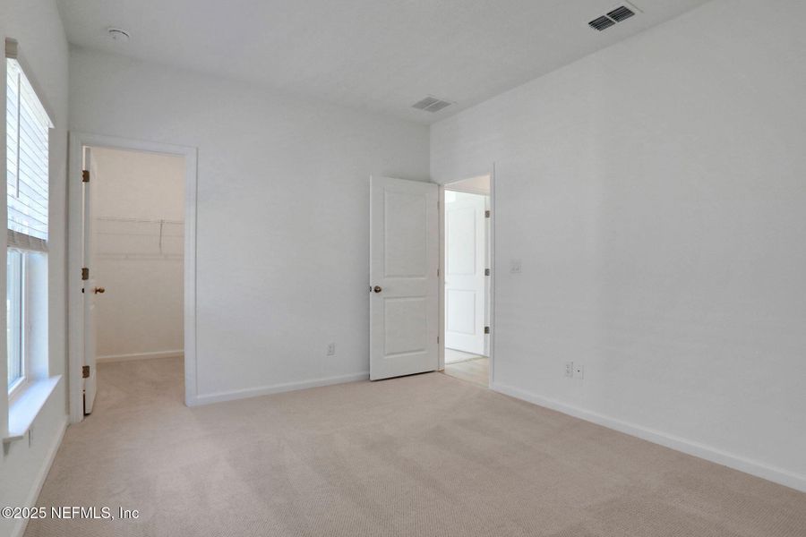 Spacious, unfurnished interior of a new home in Jennings Farm, Middleburg (Image 37).