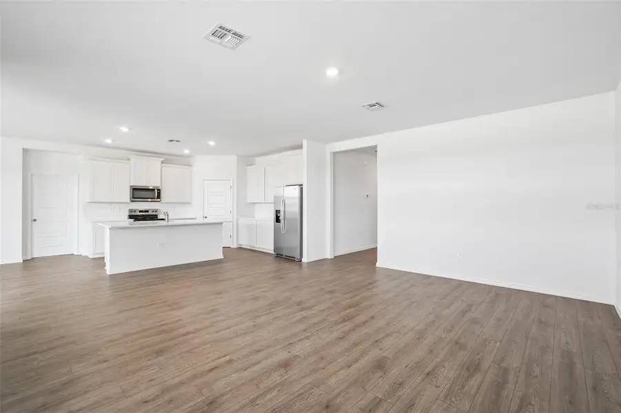 Spacious, unfurnished interior of a new home in Hawthorne Ranch, Lakeland (Image 31).