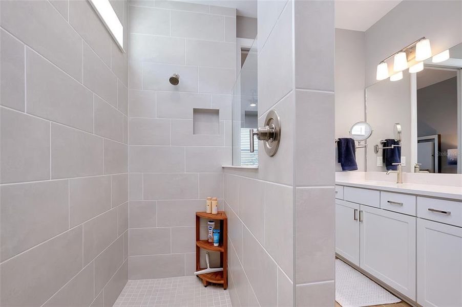 Furnished interior view inside a new home in , Englewood (Image 51).