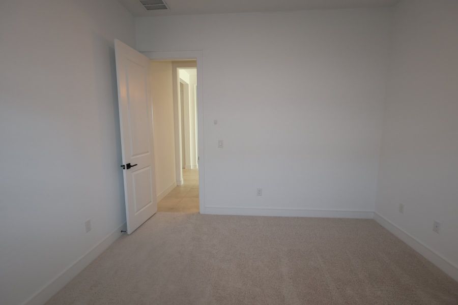 Spacious, unfurnished interior of a new home in Edgewood, San Tan Valley (Image 19).
