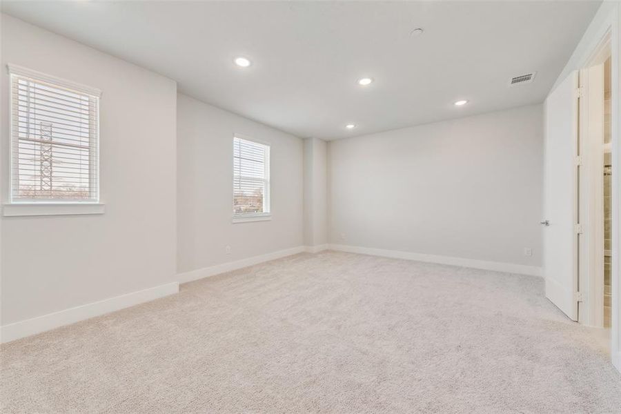 Spacious, unfurnished interior of a new home in Collin Creek, Plano (Image 15).