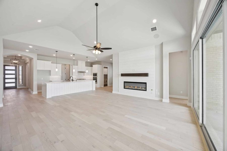 Spacious, unfurnished interior of a new home in Lakeview Heights, Azle (Image 31).