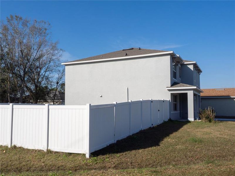 Exterior details and patio area of a home in Poinciana Enclave, Kissimmee (Image 15).