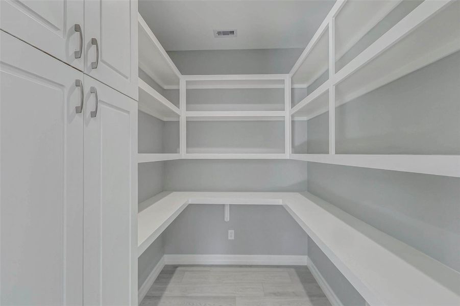 Spacious, unfurnished interior of a new home in , Houston (Image 31).