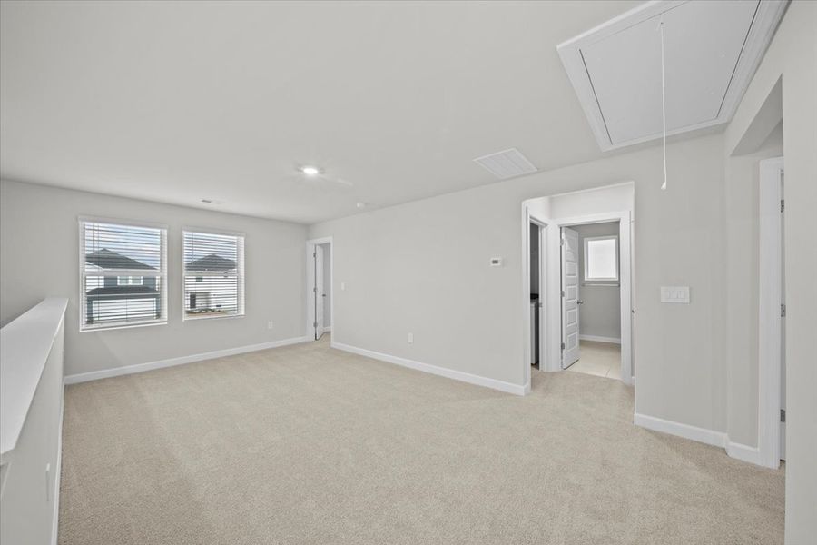Spacious, unfurnished interior of a new home in Village at White Pine, Pendleton (Image 14).
