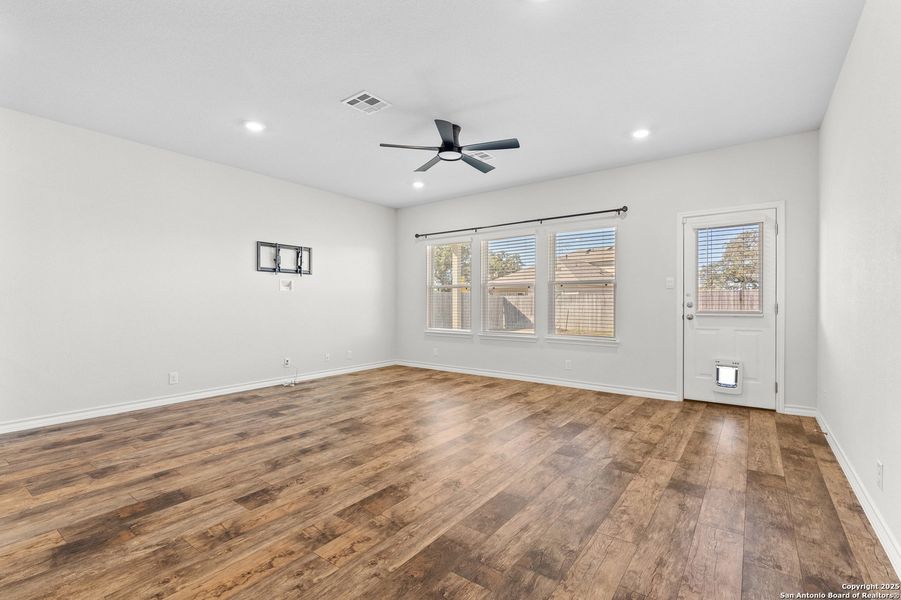 Spacious, unfurnished interior of a new home in Brookstone Creek, San Antonio (Image 28).
