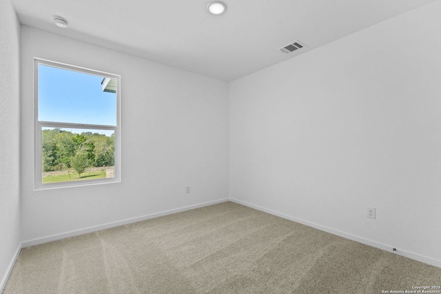 Spacious, unfurnished interior of a new home in Lodi Grove, Floresville (Image 19).