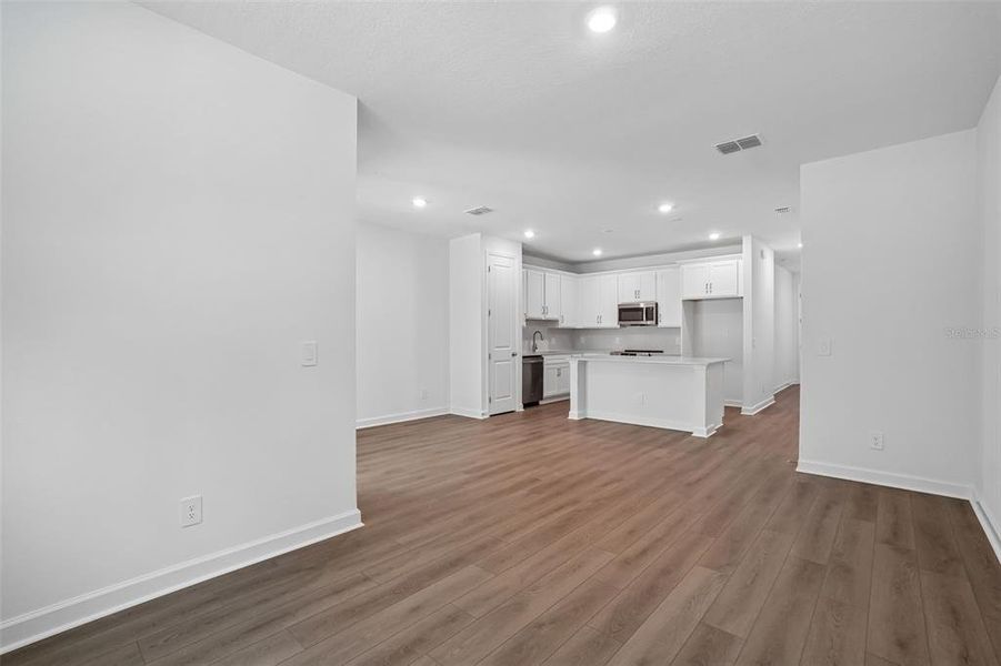 Spacious, unfurnished interior of a new home in , Tampa (Image 24).