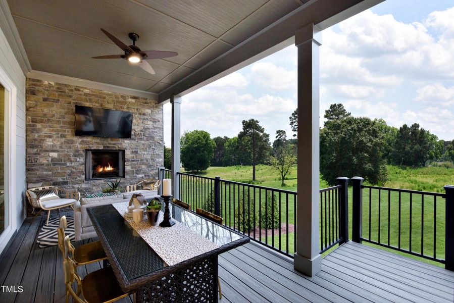 Outdoor living area (fireplace optional)