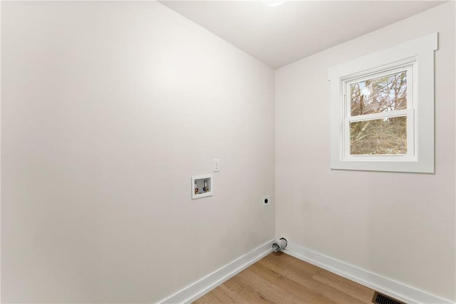 Spacious, unfurnished interior of a new home in , Gainesville (Image 12).