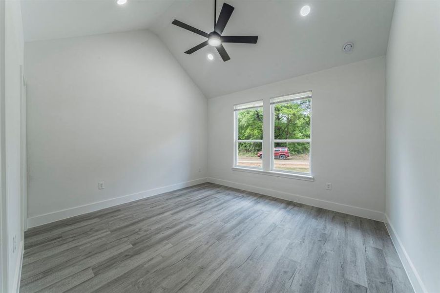 Spacious, unfurnished interior of a new home in , Malakoff (Image 8).