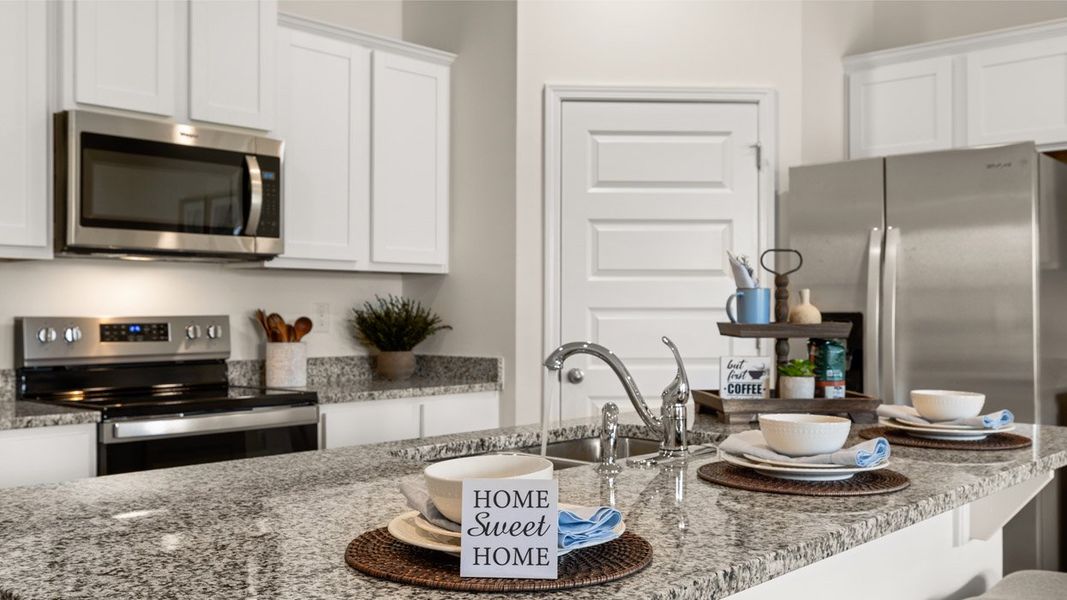 Representative interior finishes for a home built from the CALI Express by D.R. Horton in Teamon Pointe, Griffin (Image 19).