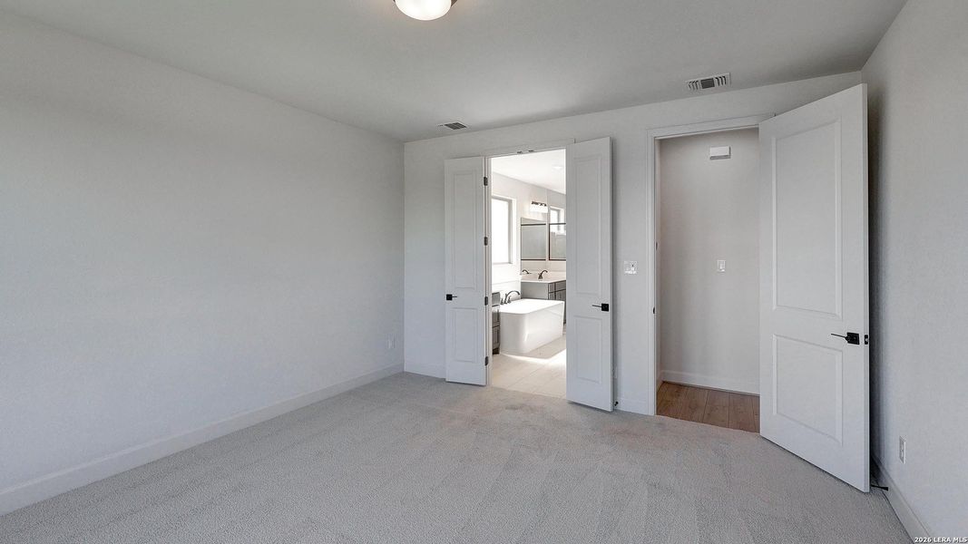 Spacious, unfurnished interior of a new home in Haby Hill, San Antonio (Image 18).