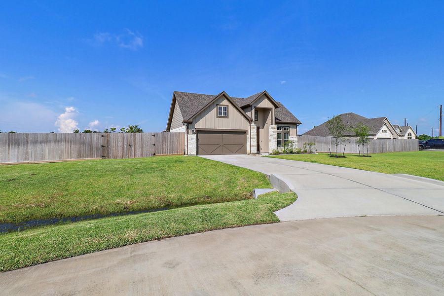 Front exterior of a new home in , Baytown, TX, highlighting curb appeal (Image 20). Front exterior of a new home in , Baytown, TX, highlighting curb appeal (Image 20).