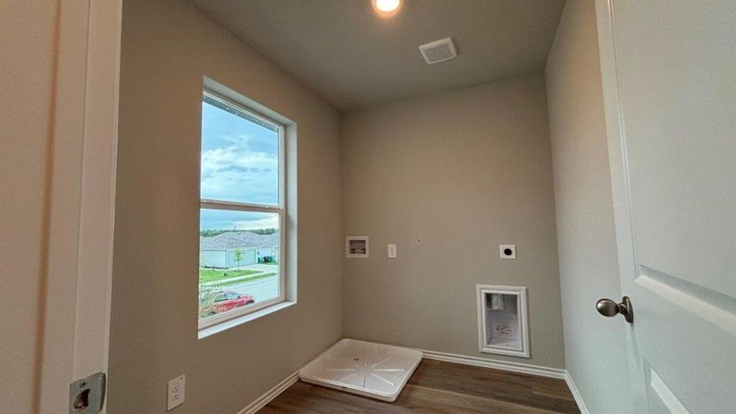 Spacious, unfurnished interior of a new home in Hickory Grove, Krum (Image 15).