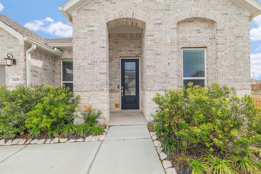 Exterior details and patio area of a home in Lago Mar, Texas City (Image 3).