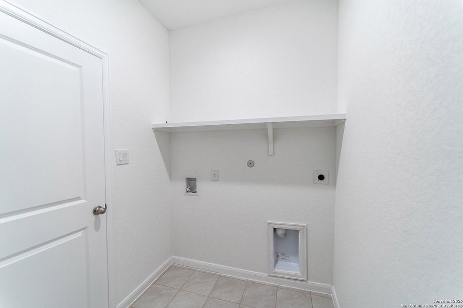 Spacious, unfurnished interior of a new home in Arcadia Ridge, San Antonio (Image 20).