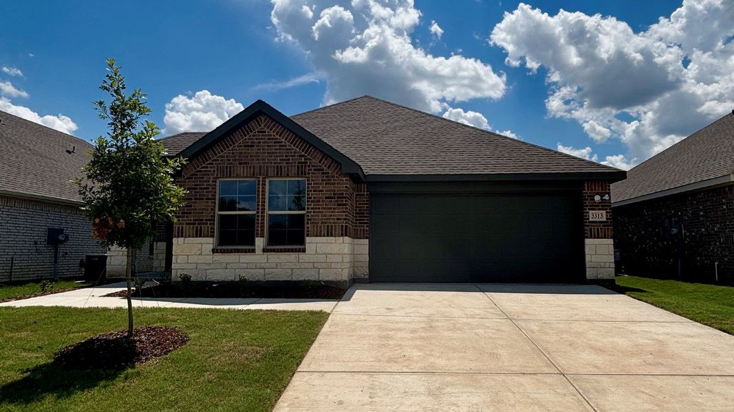 Front exterior of a new home in Stonewyck Farms, Ennis, TX, highlighting curb appeal (Image 1). Front exterior of a new home in Stonewyck Farms, Ennis, TX, highlighting curb appeal (Image 1).