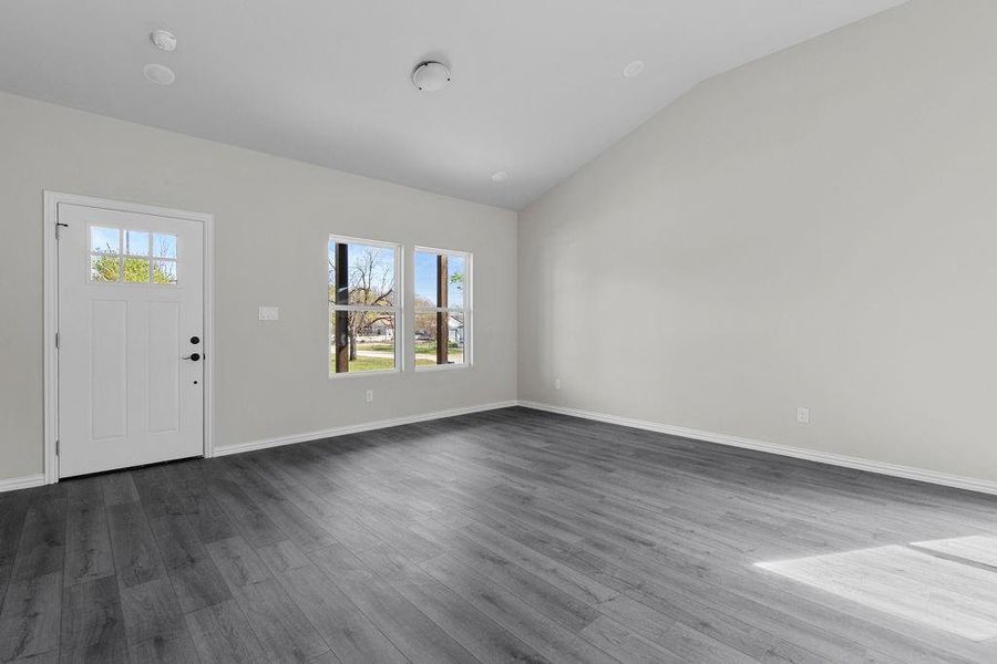 Spacious, unfurnished interior of a new home in , Fort Worth (Image 8).