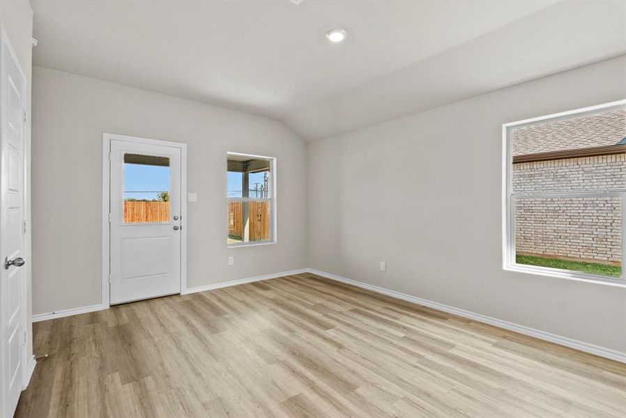 Spacious, unfurnished interior of a new home in Meadowbrook Estates, Cleburne (Image 23).