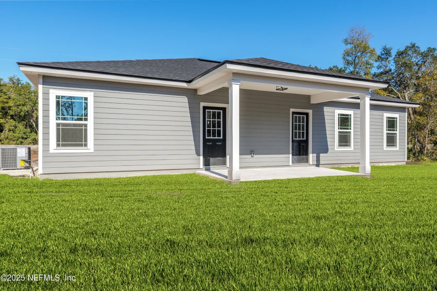 Exterior details and patio area of a home in , Keystone Heights (Image 4).