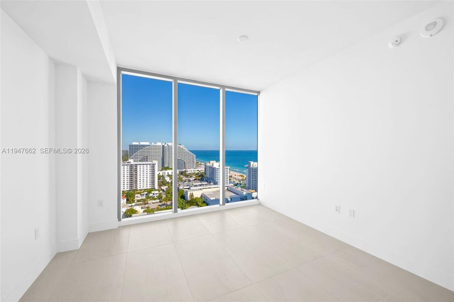 Spacious, unfurnished interior of a new home in , Fort Lauderdale (Image 16).