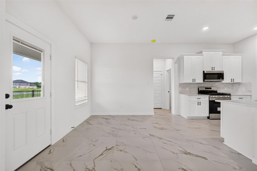 Spacious, unfurnished interior of a new home in Foxtail Palms, Manvel (Image 17).
