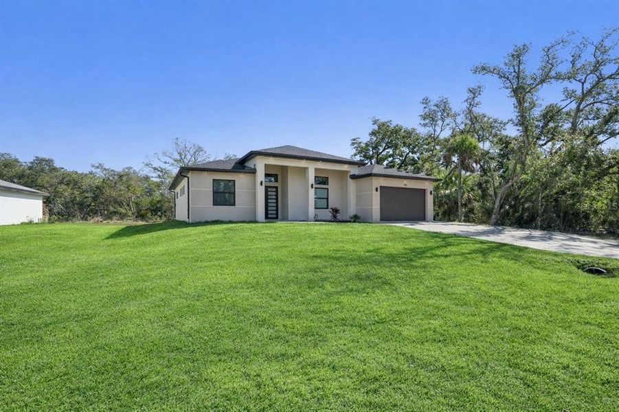Exterior details and patio area of a home in , Port Charlotte (Image 27).