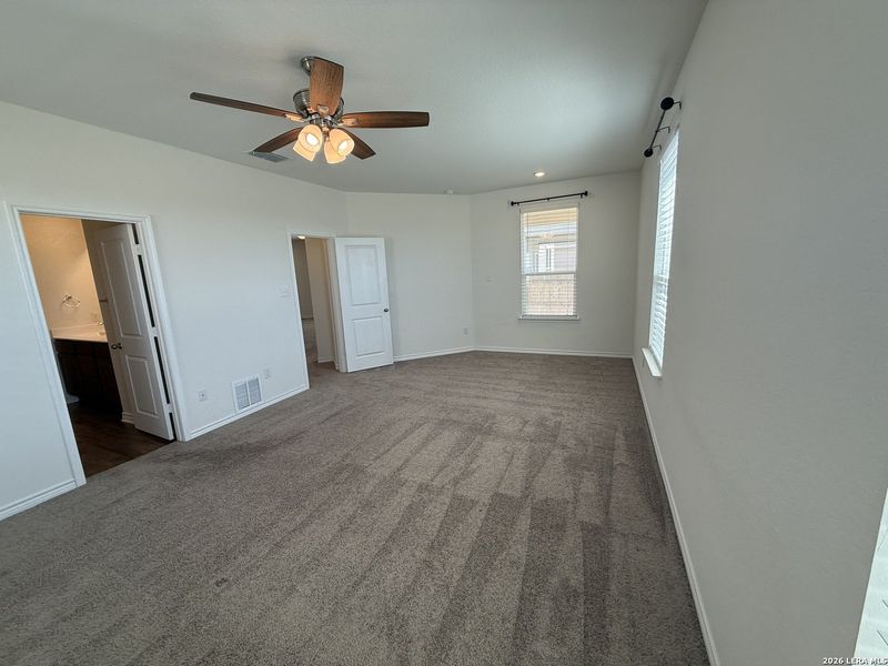 Spacious, unfurnished interior of a new home in Legend Point, New Braunfels (Image 27).