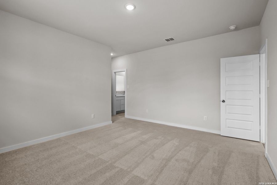 Spacious, unfurnished interior of a new home in Hiddenbrooke, Seguin (Image 27).