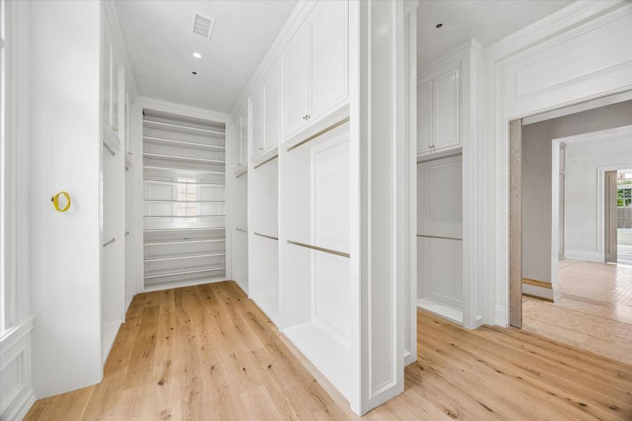 Spacious, unfurnished interior of a new home in , Houston (Image 17).