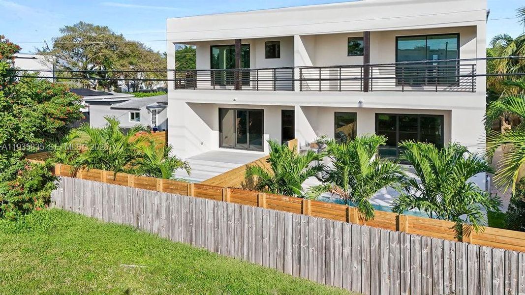 Exterior details and patio area of a home in , Fort Lauderdale (Image 13).