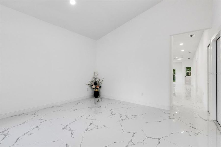 Spacious, unfurnished interior of a new home in , Tampa (Image 35).