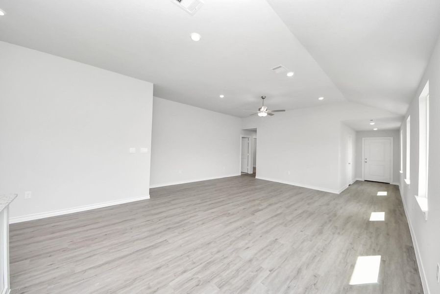 Spacious, unfurnished interior of a new home in Santa Fe, Cleveland (Image 30).