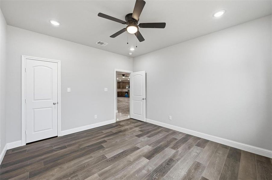 Spacious, unfurnished interior of a new home in , Cleburne (Image 13).