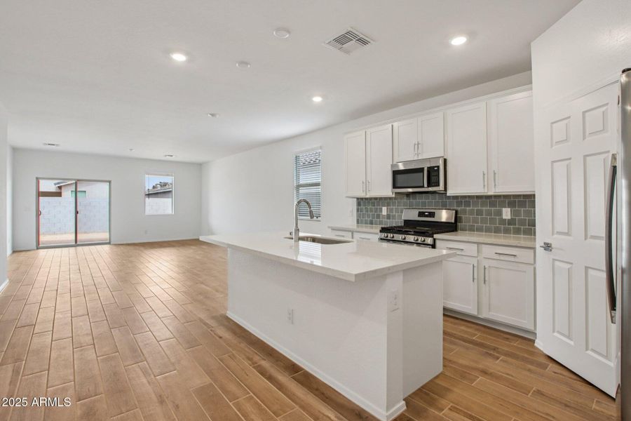 8-web-or-mls-W Kenner Dr-S0509-008