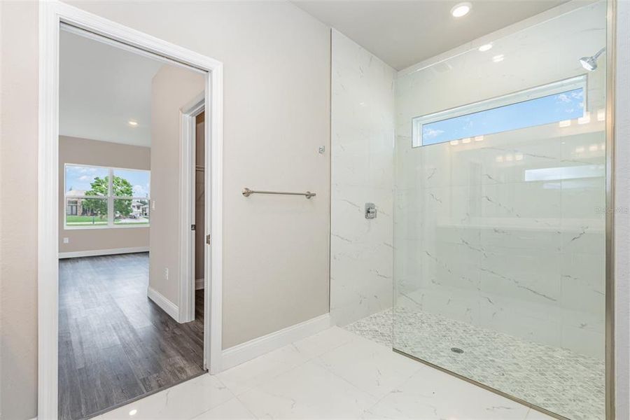 Spacious, unfurnished interior of a new home in , Port Charlotte (Image 12).