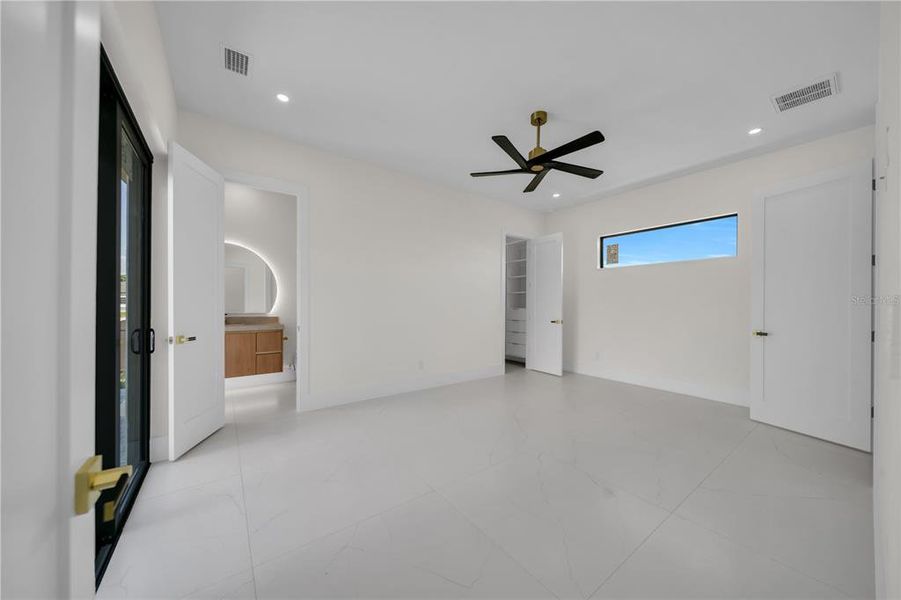 Spacious, unfurnished interior of a new home in , Cape Coral (Image 37).