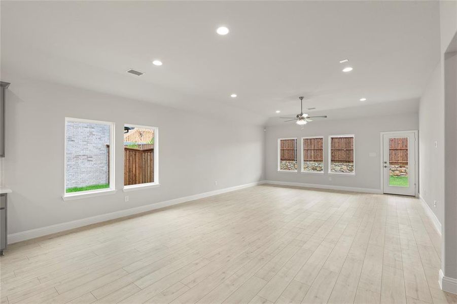 Spacious, unfurnished interior of a new home in Creekside, Royse City (Image 19).