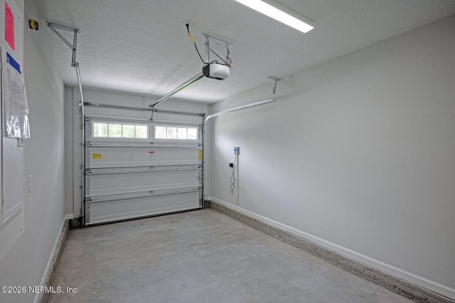 Spacious, unfurnished interior of a new home in , Jacksonville (Image 17).