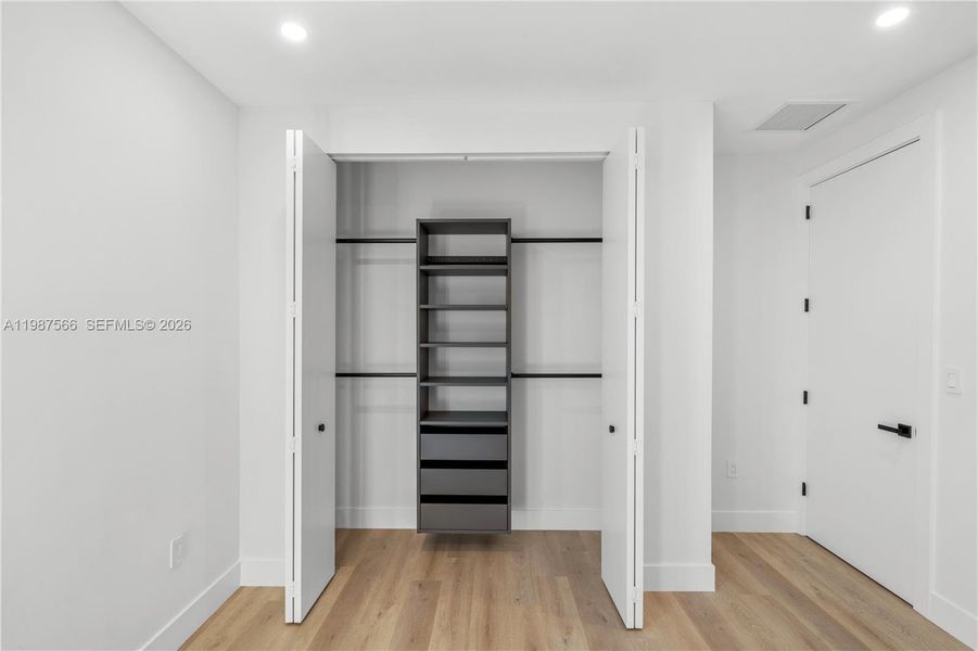 Spacious, unfurnished interior of a new home in , Miami (Image 40).