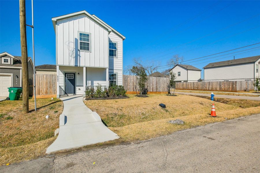 Exterior details and patio area of a home in , Houston (Image 4).