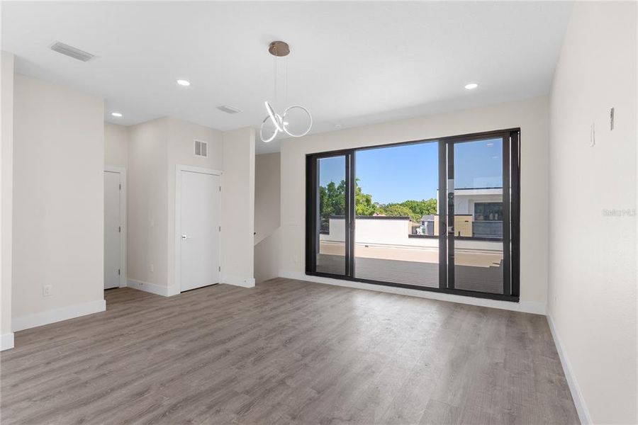Spacious, unfurnished interior of a new home in , Tampa (Image 33).