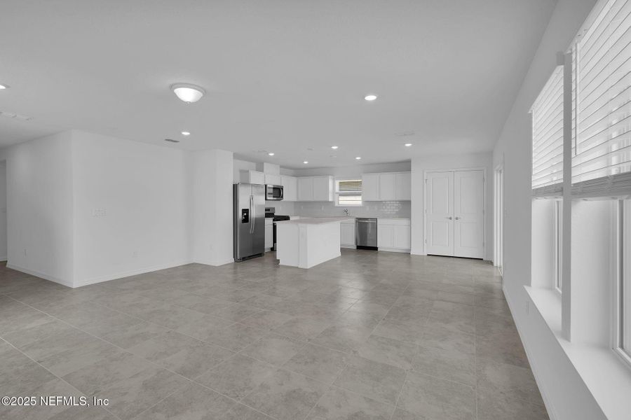 Spacious, unfurnished interior of a new home in Wells Landing, Jacksonville (Image 15).