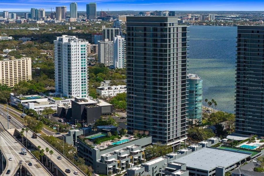Condo located in Tampa, FL showcasing its design and architecture (Image 35).