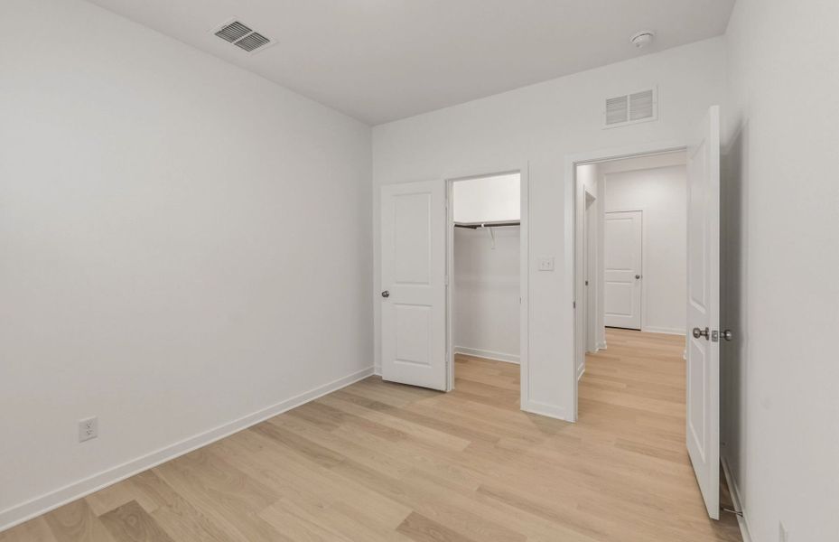 Spacious, unfurnished interior of a new home in Sunfield, Buda (Image 31).