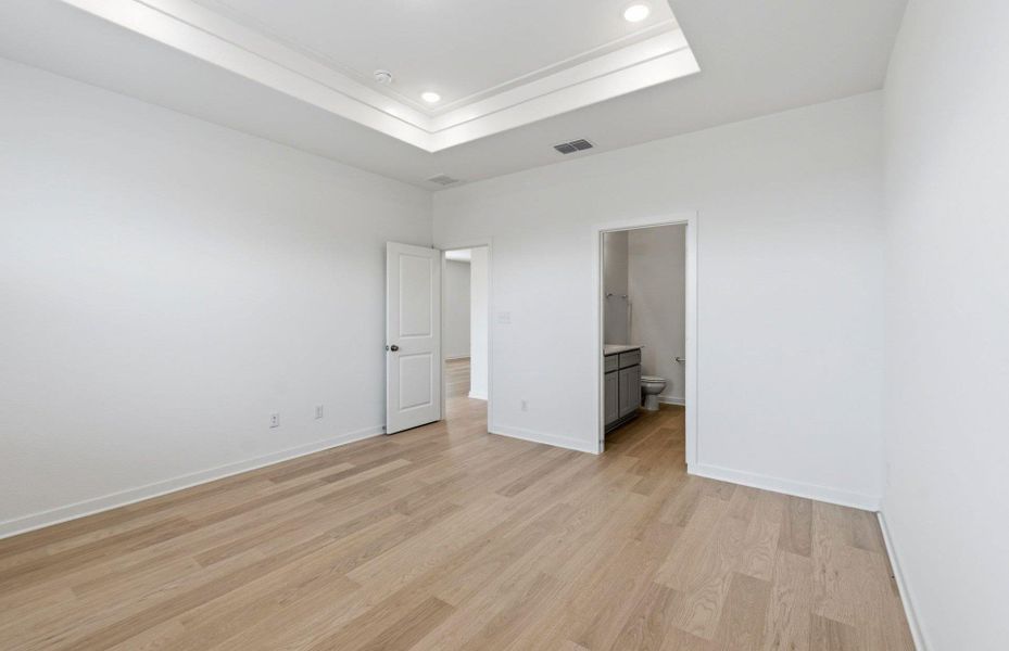 Spacious, unfurnished interior of a new home in Sunfield, Buda (Image 15).