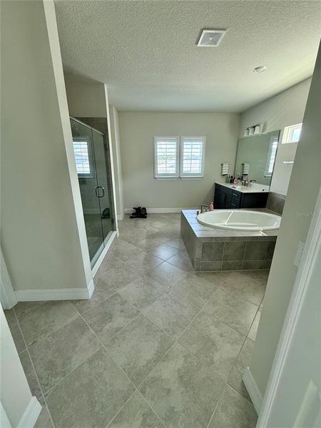 Spacious, unfurnished interior of a new home in , Orlando (Image 52).